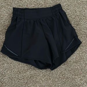 Lululemon black hotty hots in 4”